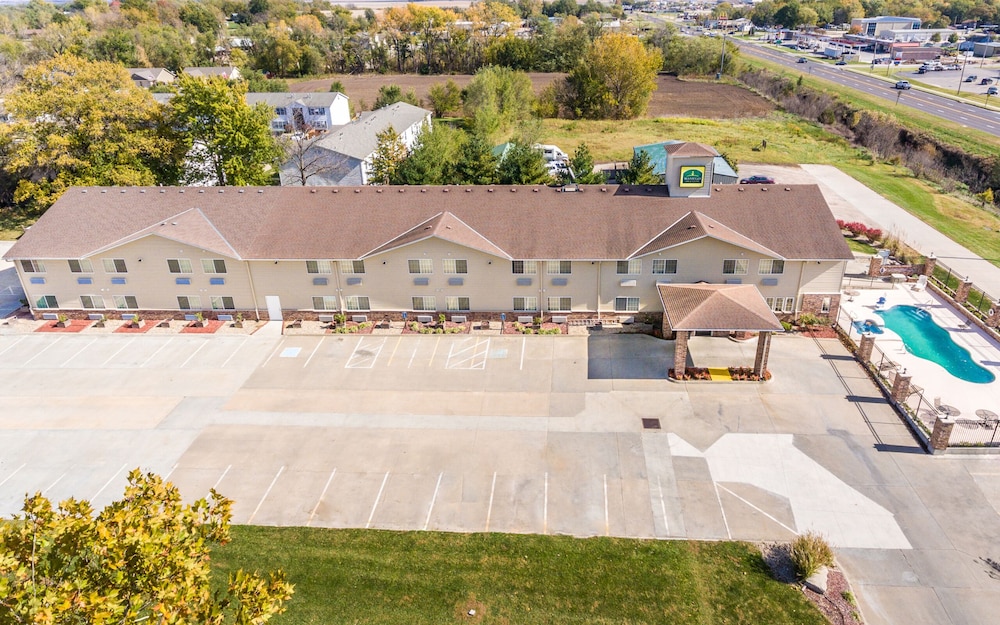 Wamego Inn And Suites 1/16