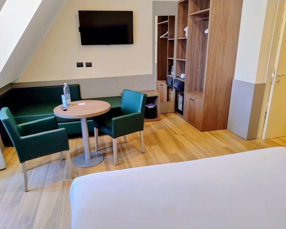 Jr Hotels Bocconi Milano 51/60