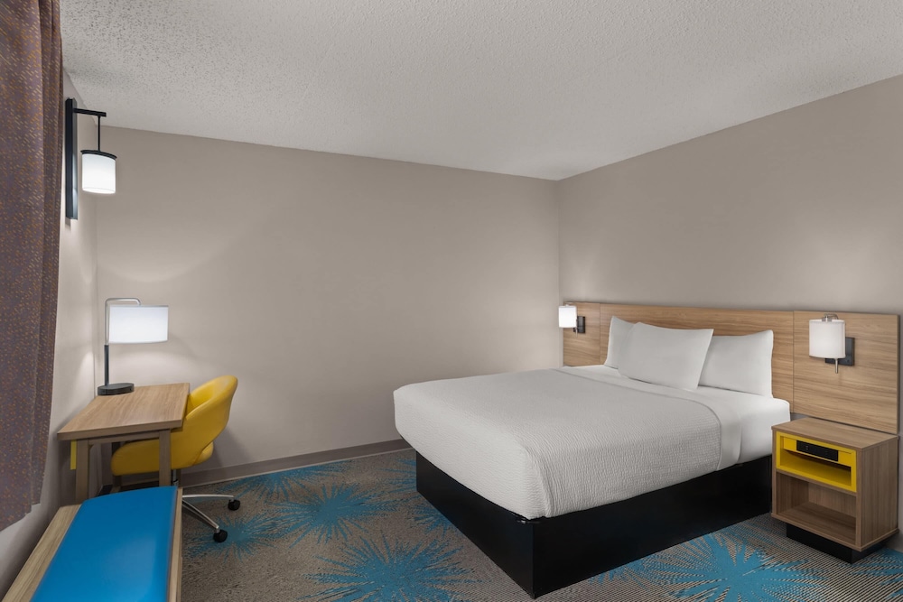 Suite, 3 Queen Beds