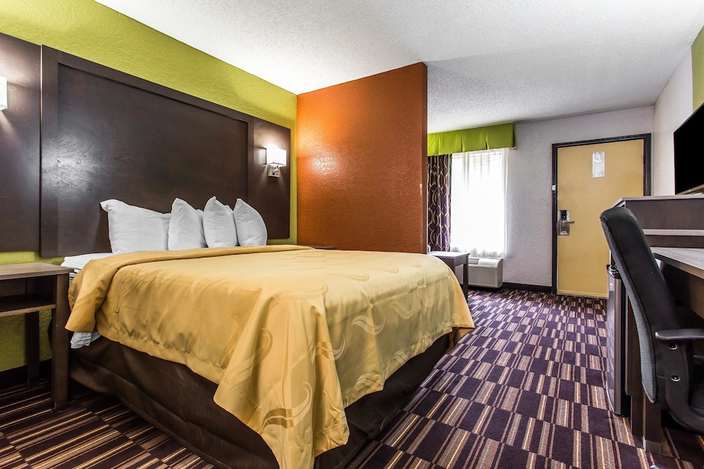 Suite, Queen Bed, Sofa