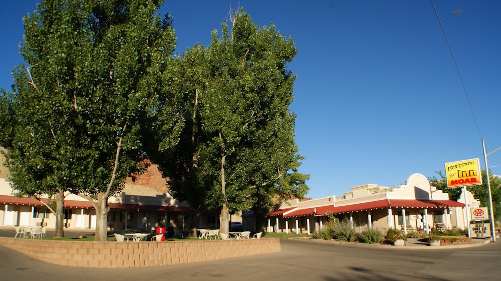 Adventure Inn & Motel 30/43