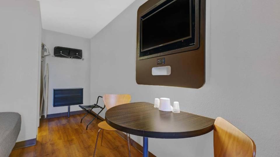 Super 8 by Wyndham San Jose 13/17