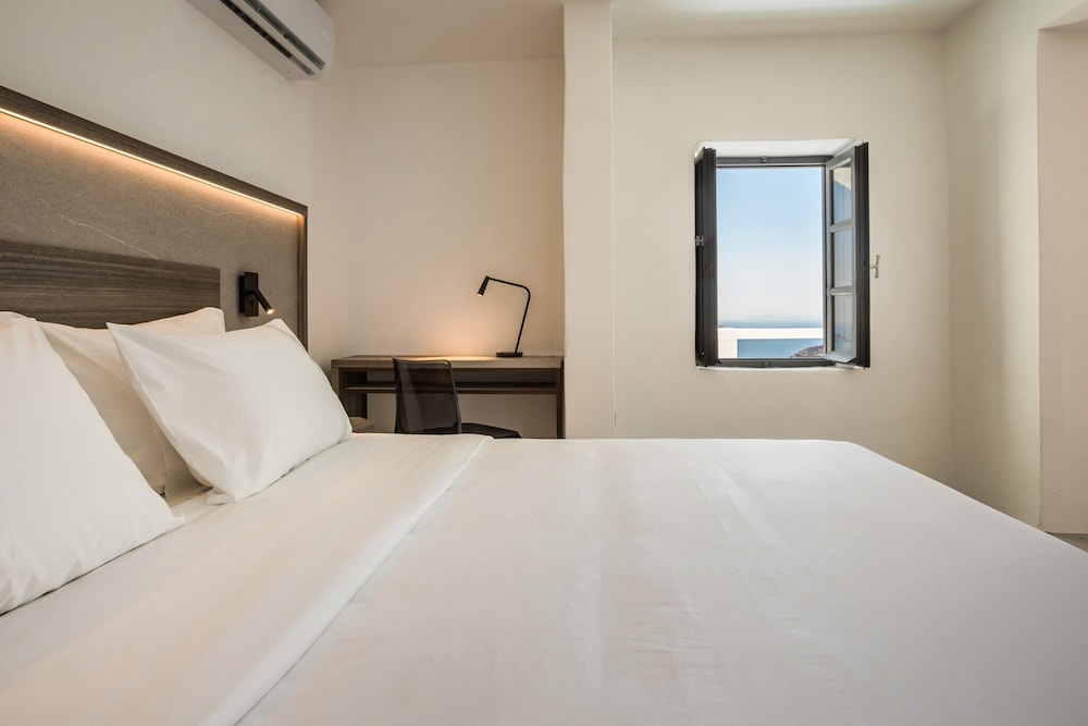 Honeymoon, Suite, Queen and Twin Beds, Caldera and Sea View, Outdoor Jetted Tub