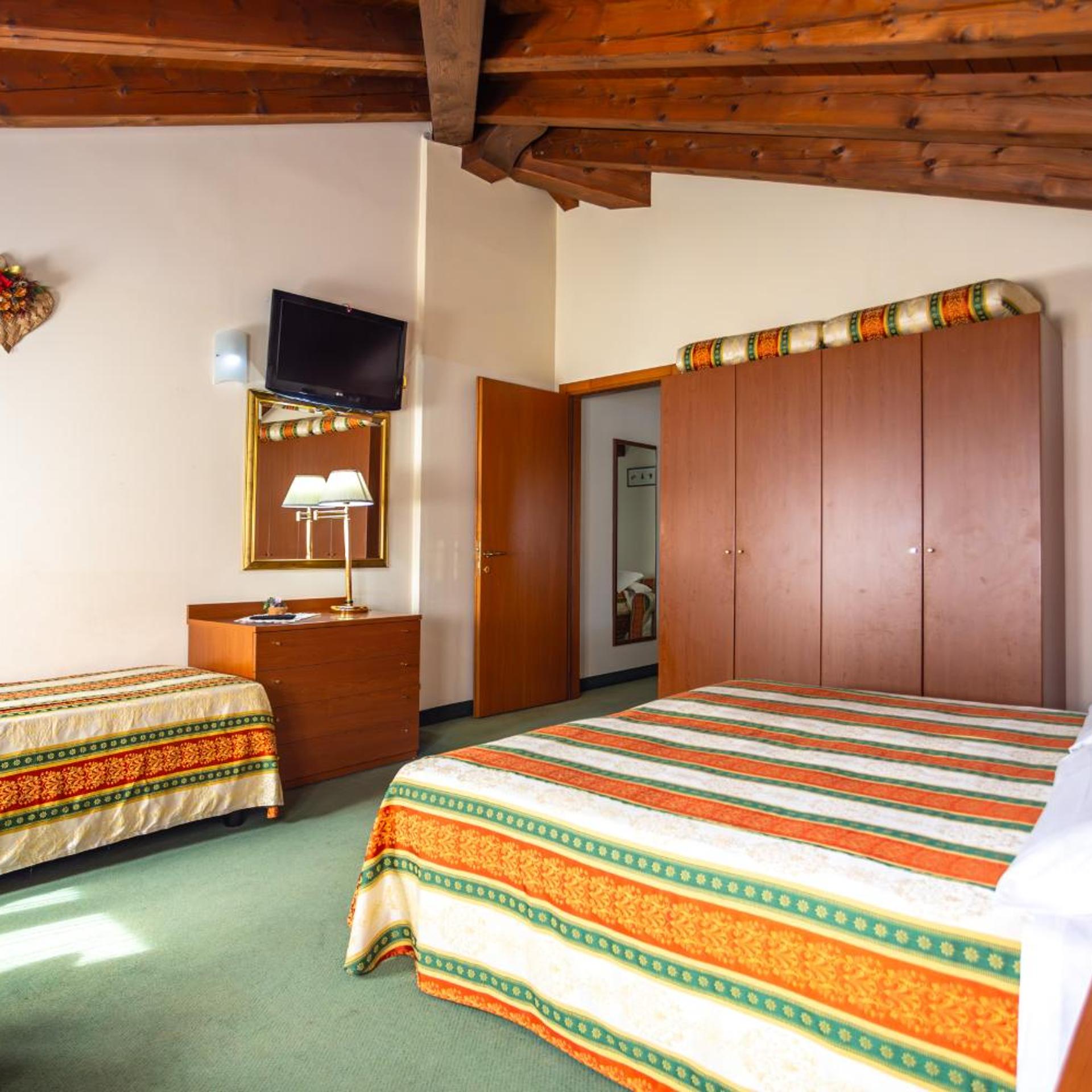 Room, Quintuple