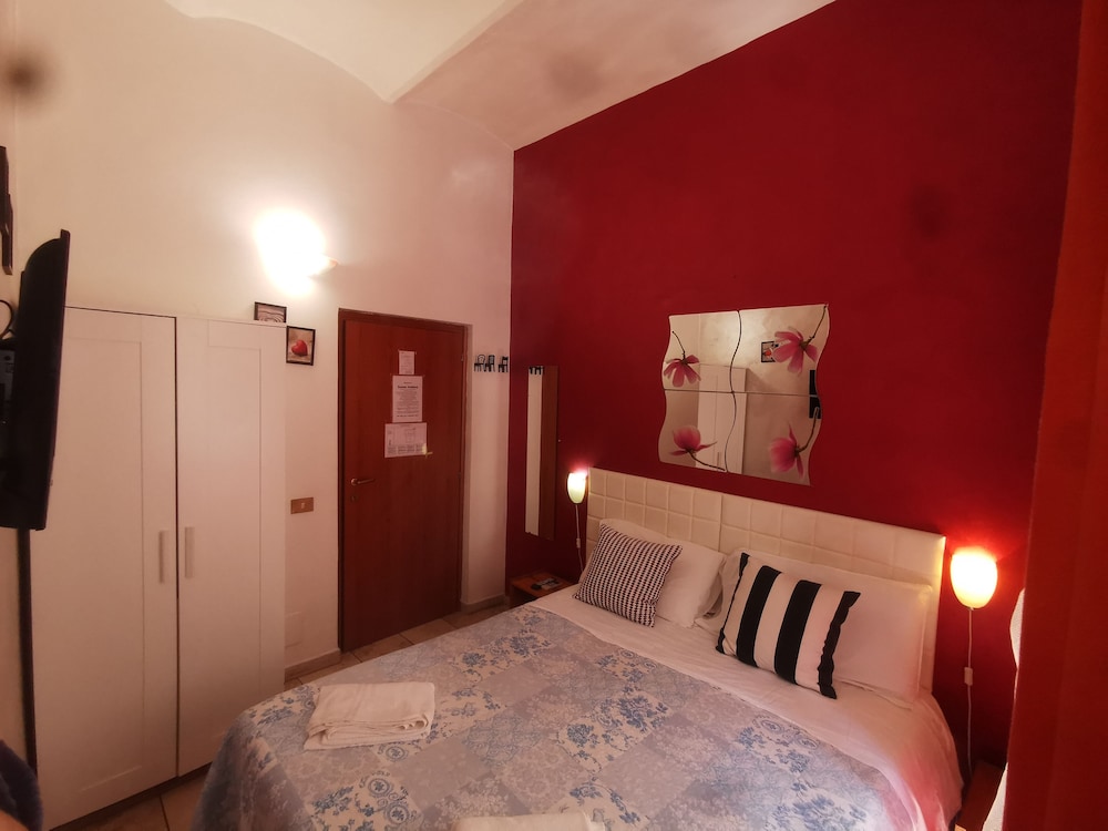 Roman Holidays Hostel 30/50