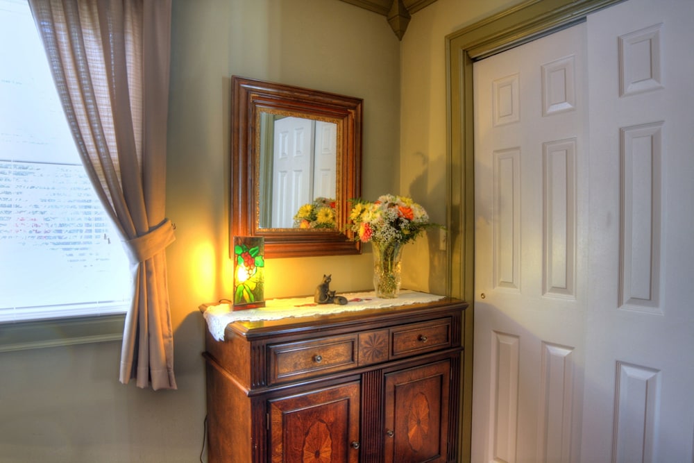 Los Gatos Bed & Breakfast 50/50
