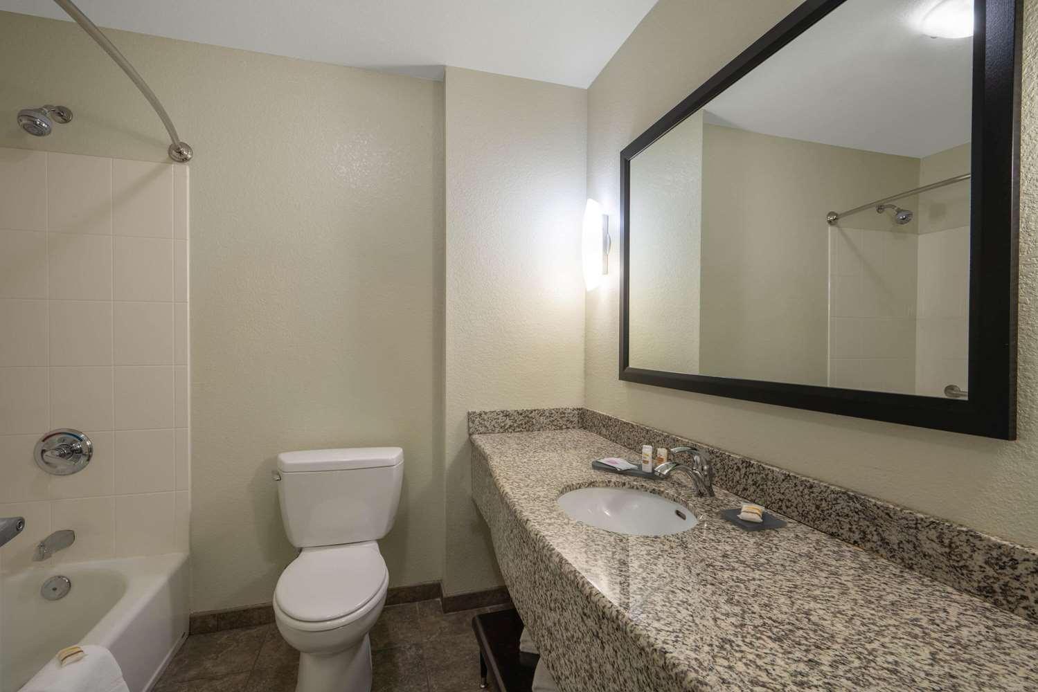La Quinta Inn & Suites by Wyndham Loveland 42/45