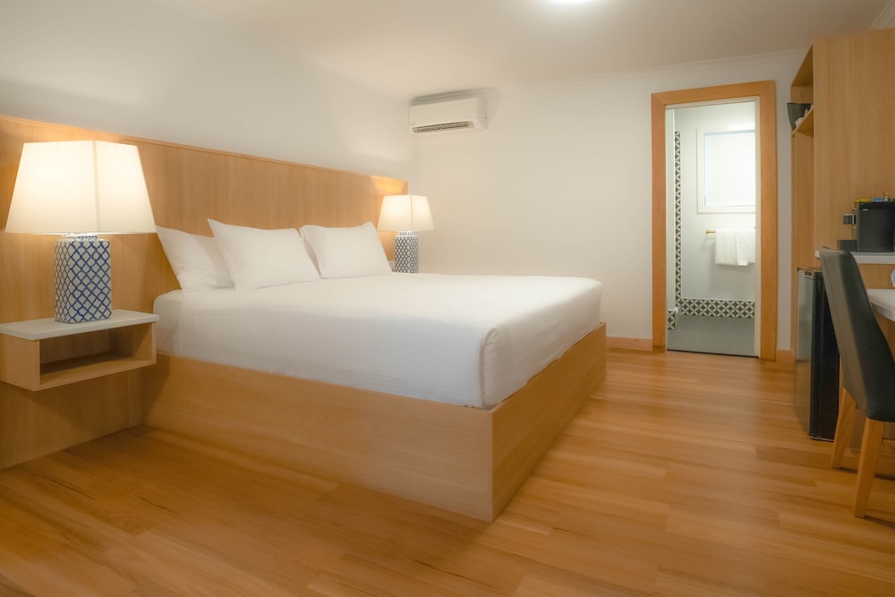 AIRLIE BEACH HOTEL 21/70