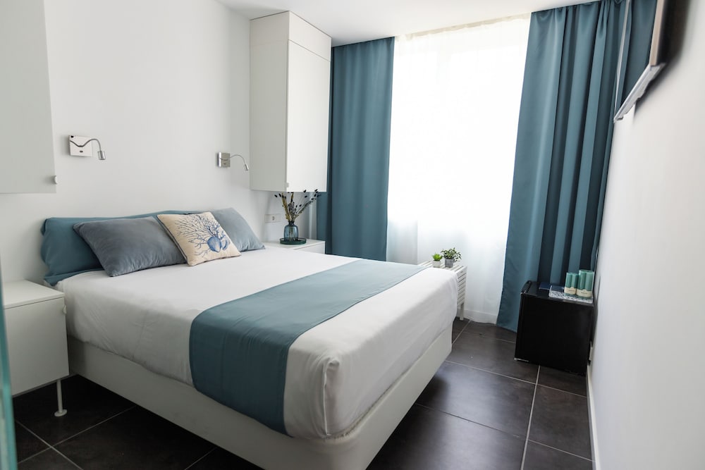 STANDARD, QUEEN BED