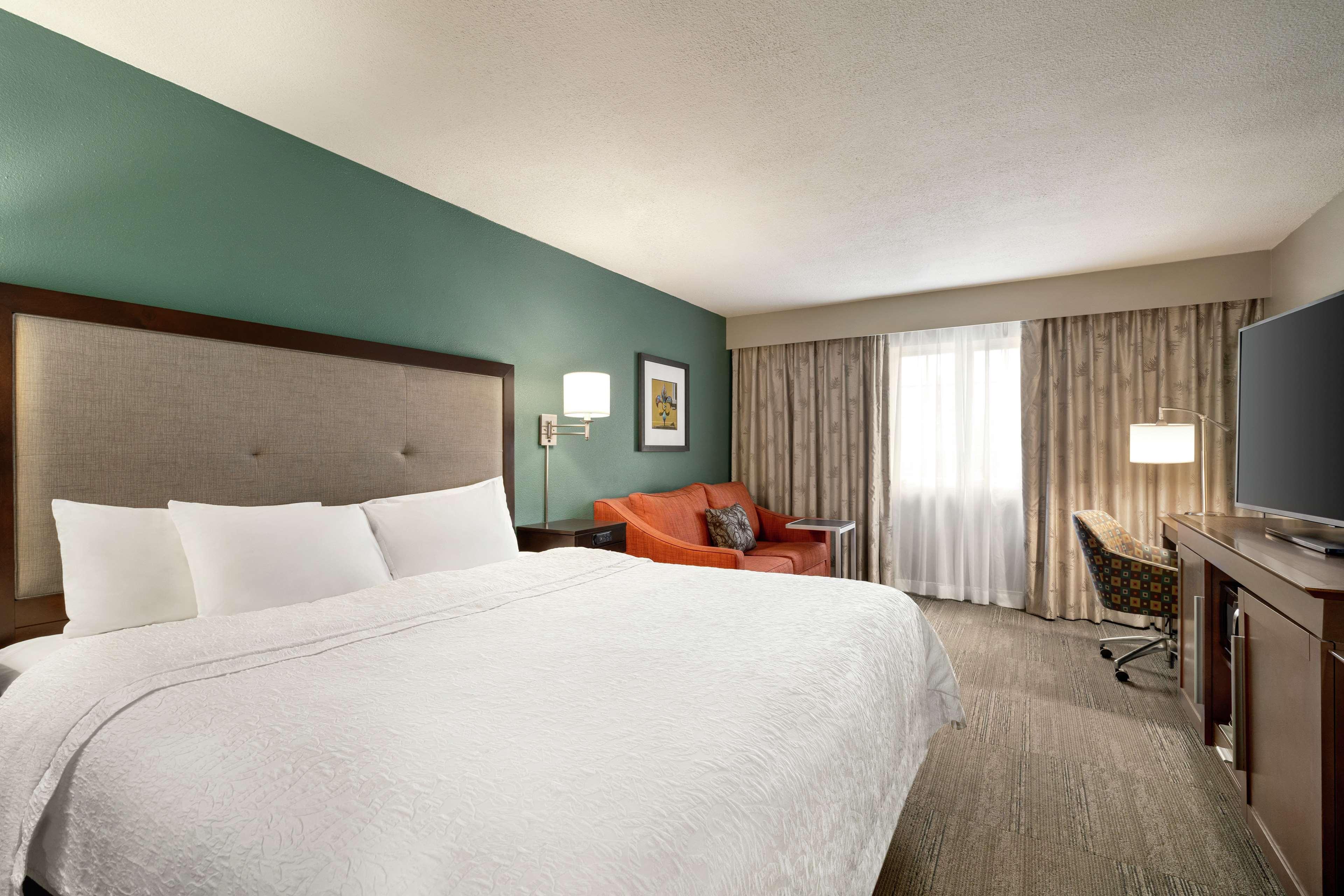 ROOM, KING BED, AVENUE VIEW, SOFA