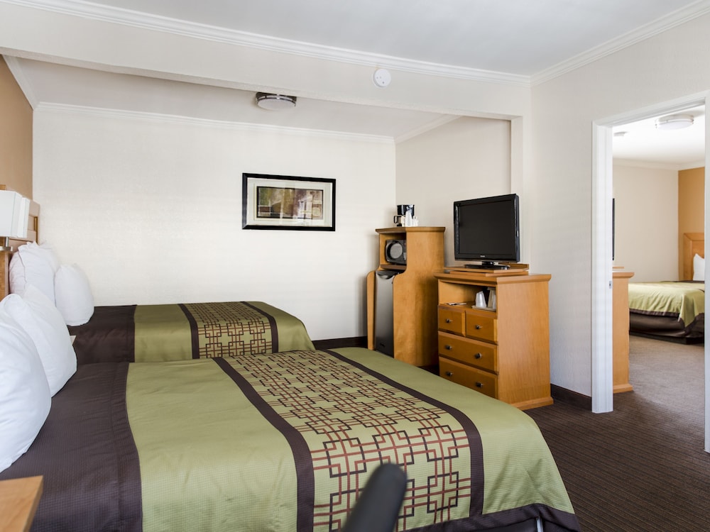 Anaheim Islander Inn And Suites 24/58