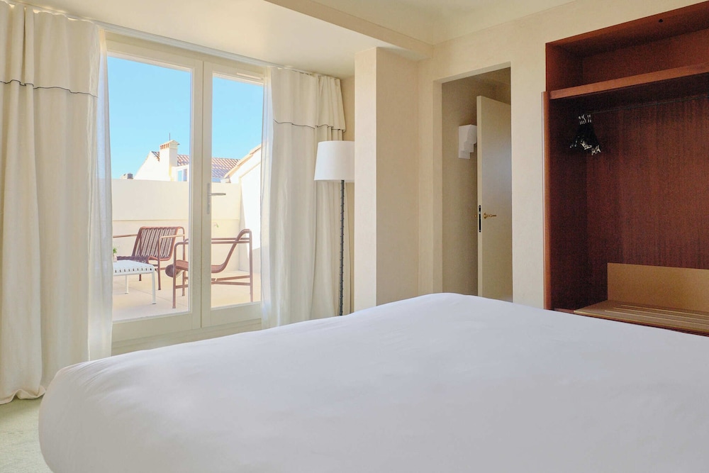 Family Suite, Twin Beds, Queen Bed, Village View, Sofa