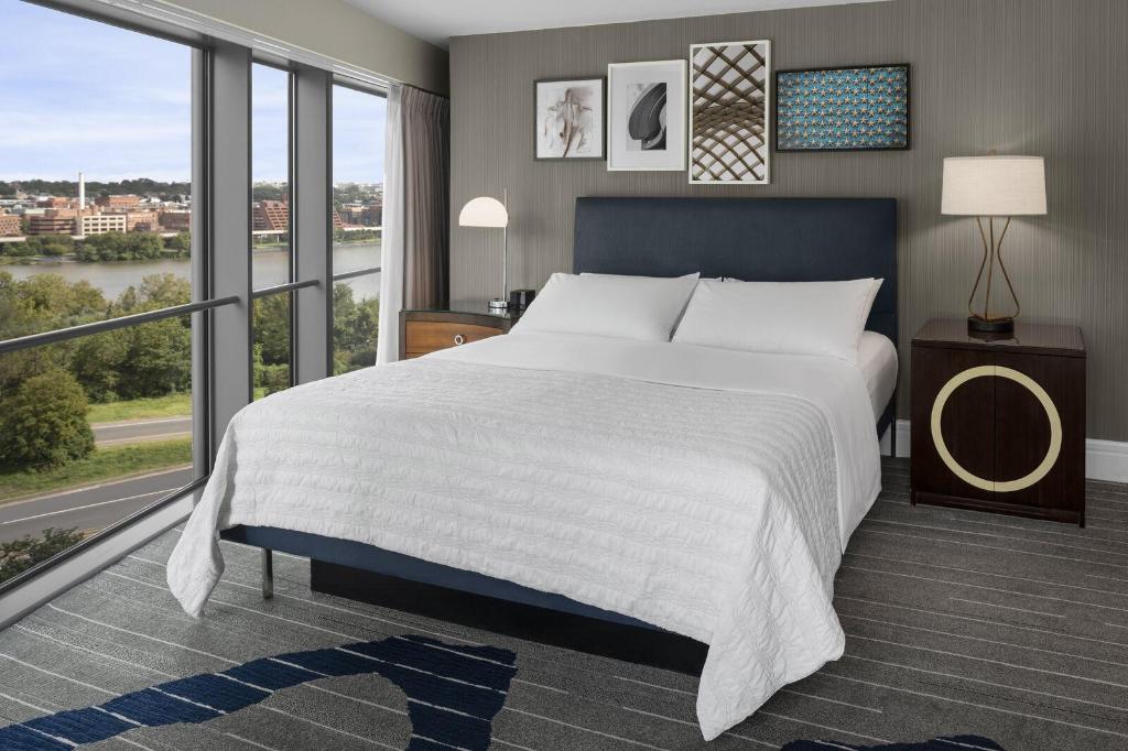 1 Bedroom, Presidential, Ambassador, Suite, King Bed, River View, Sofa, Corner, Le Meridien Arlington 3/5