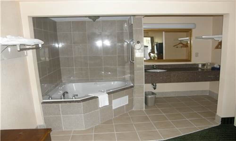 Fairbridge Inn Suites Mcdonoughga 24/52
