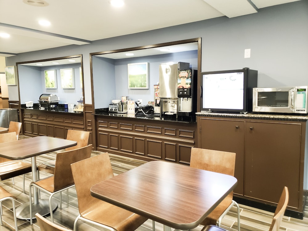 Days Inn and Suites by Wyndham Merrillville 19/28