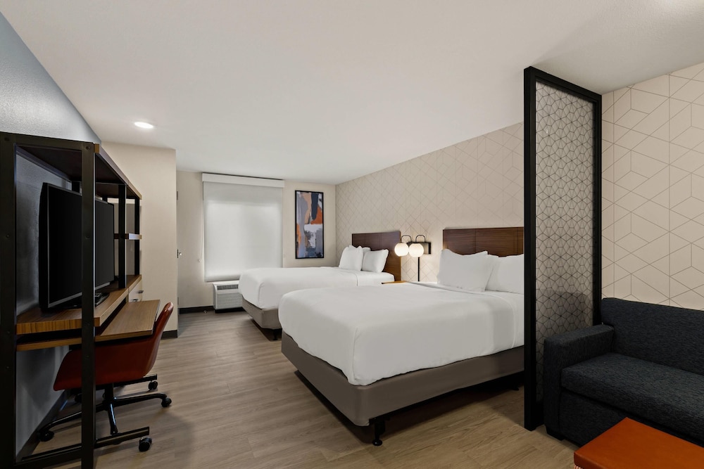 Everhome Suites Denver Airport 20/40