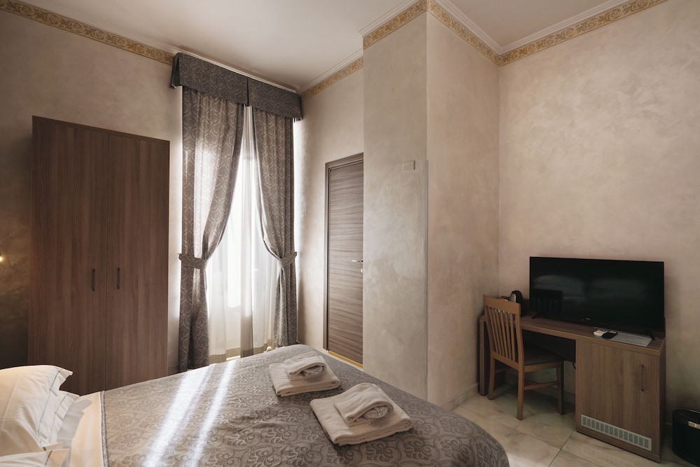 ECONOMY, DOUBLE OR TWIN BED, BALCONY