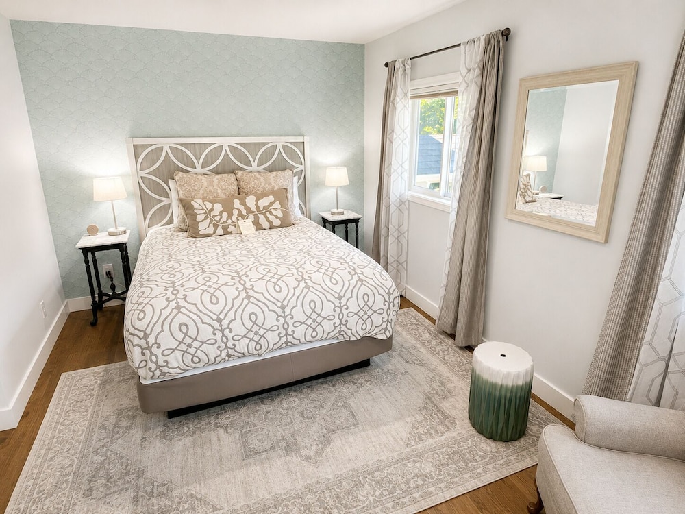 Family Suite, King Bed, 1 Queen and 1 Single Bed, City View, Winchester Inn 2/3