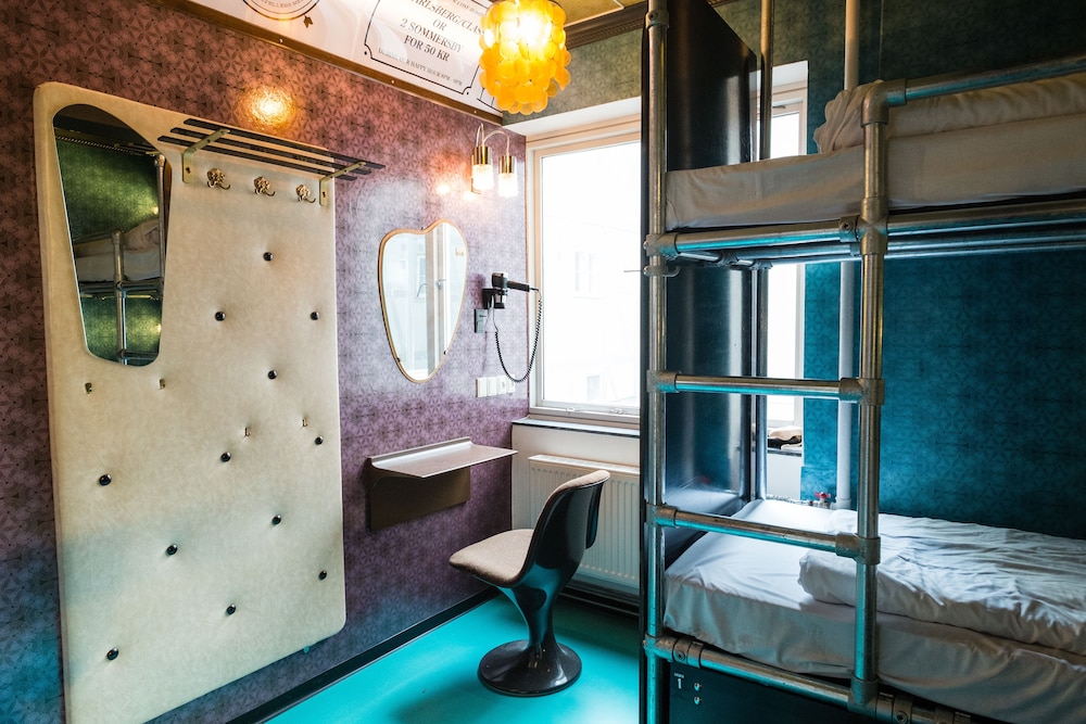 FEMALE DORM, 4 BEDS, SHARED BATHROOM