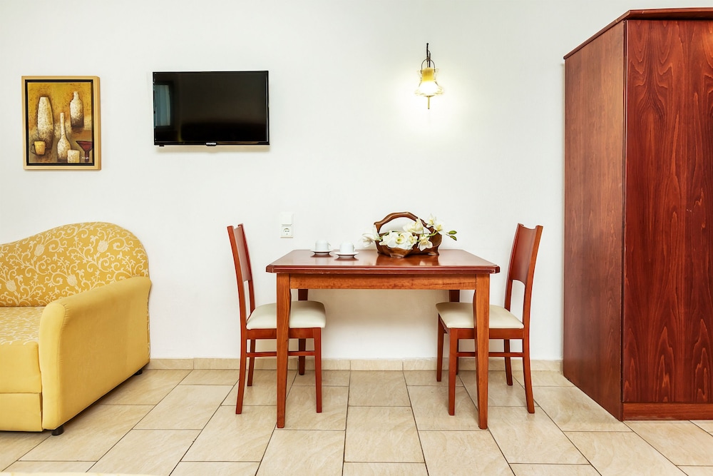 Nereides Hotel 39/49