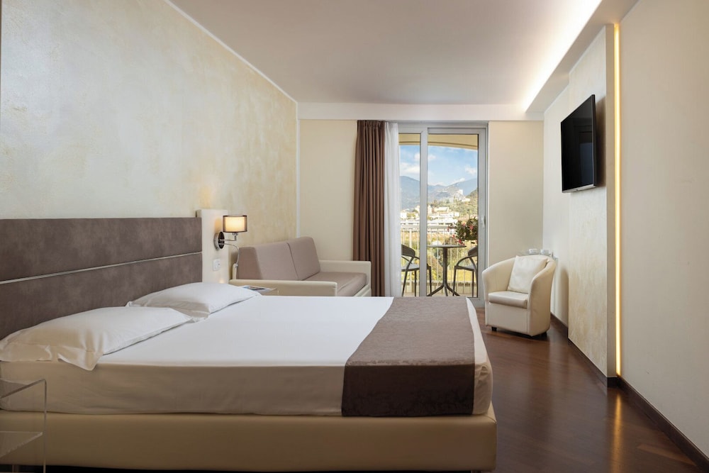 STANDARD, DOUBLE OR TWIN BED, BALCONY