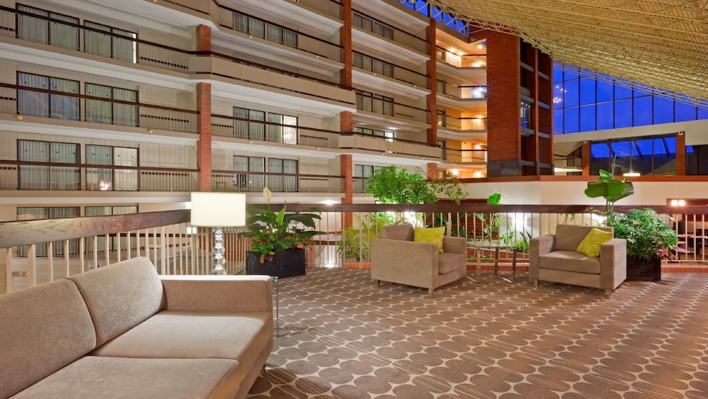 Holiday Inn Oakville Centre 45/81