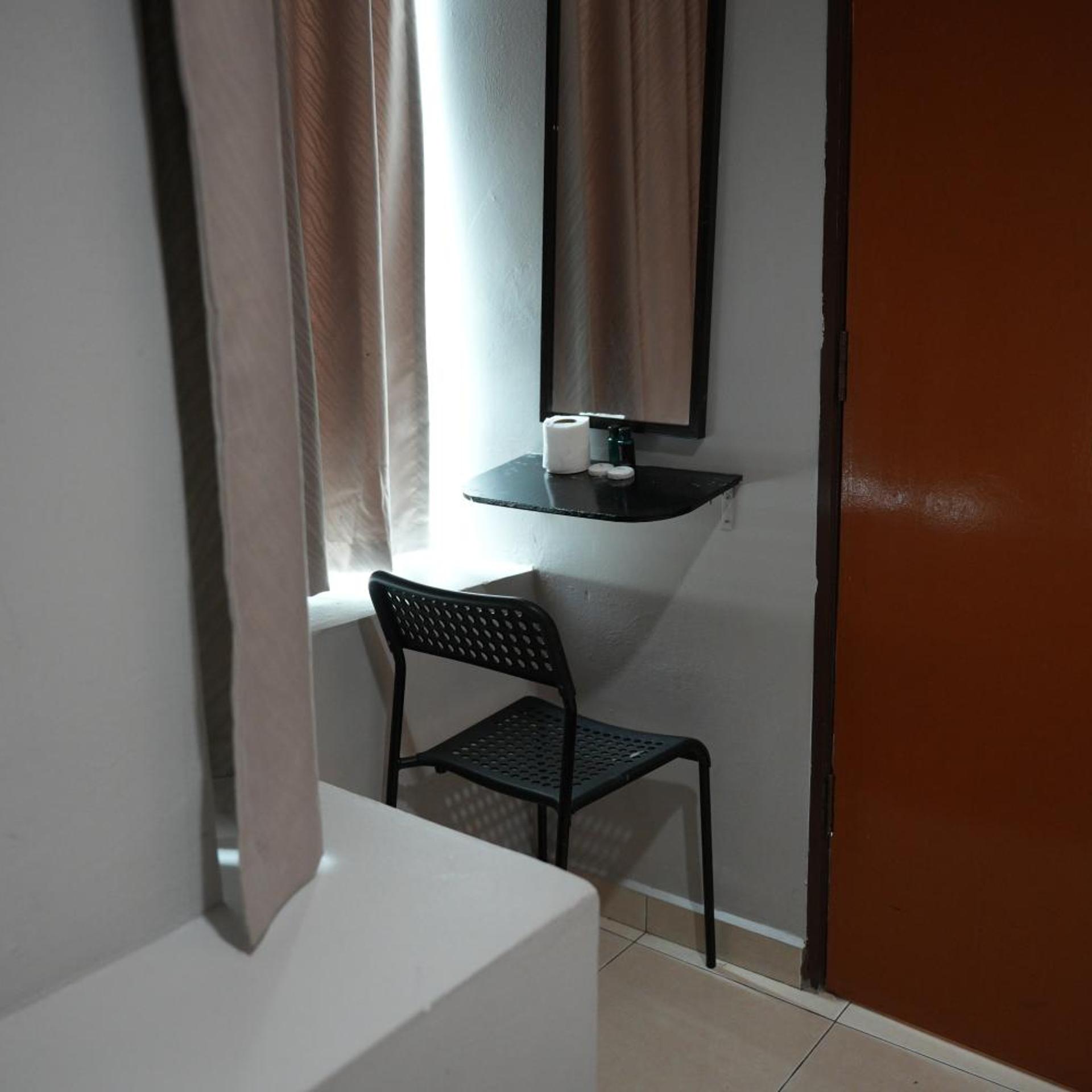 Oyo 44097 Avatarr Hotel 46/49