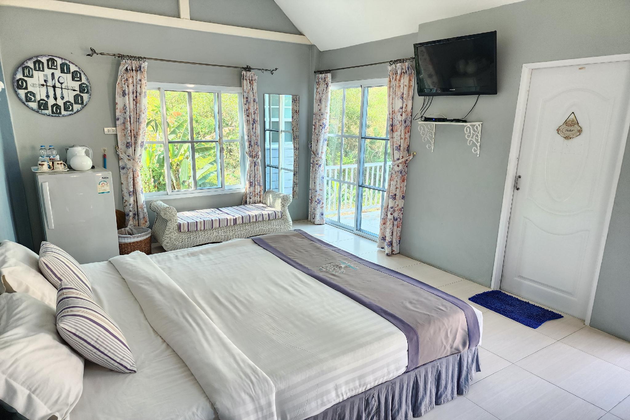 Sky, Queen Bed