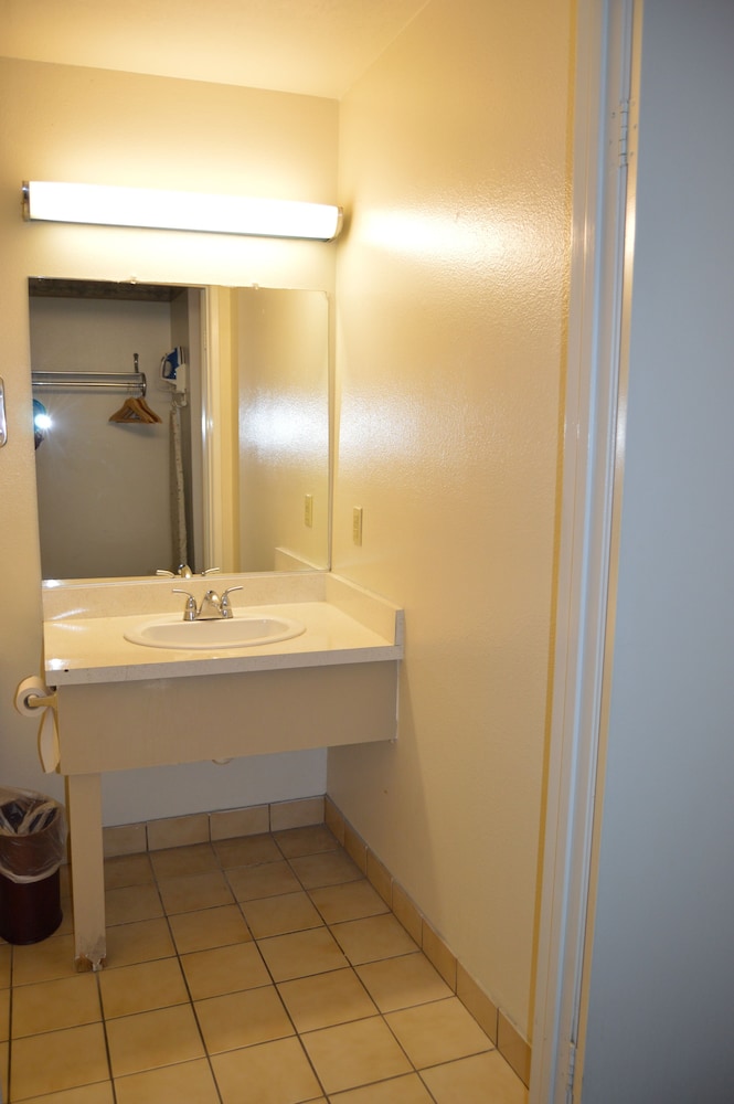 Town House Motel 7/45
