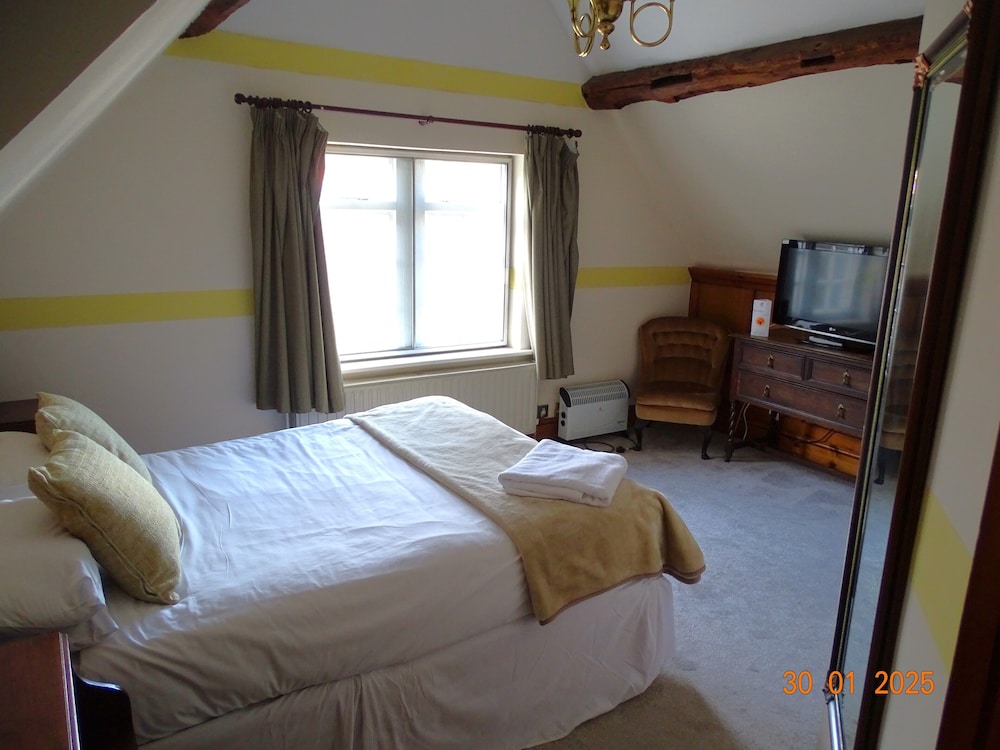 STANDARD, QUEEN BED