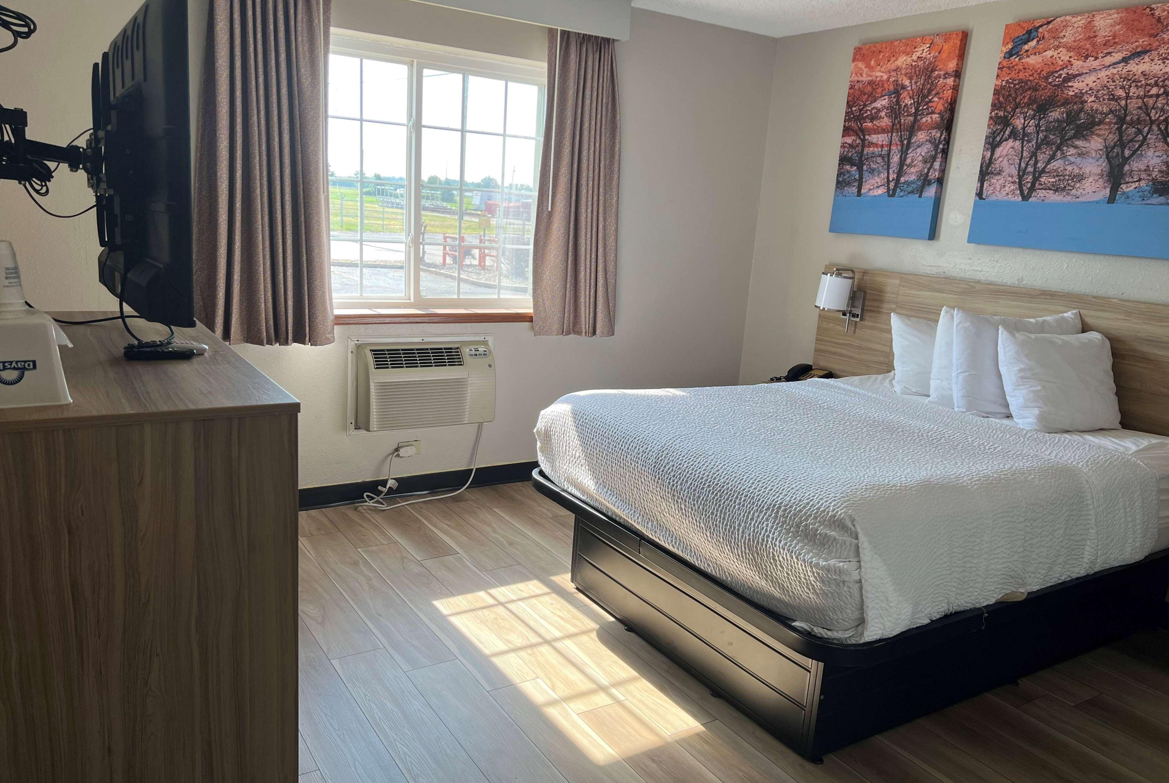 Mini, Queen Bed