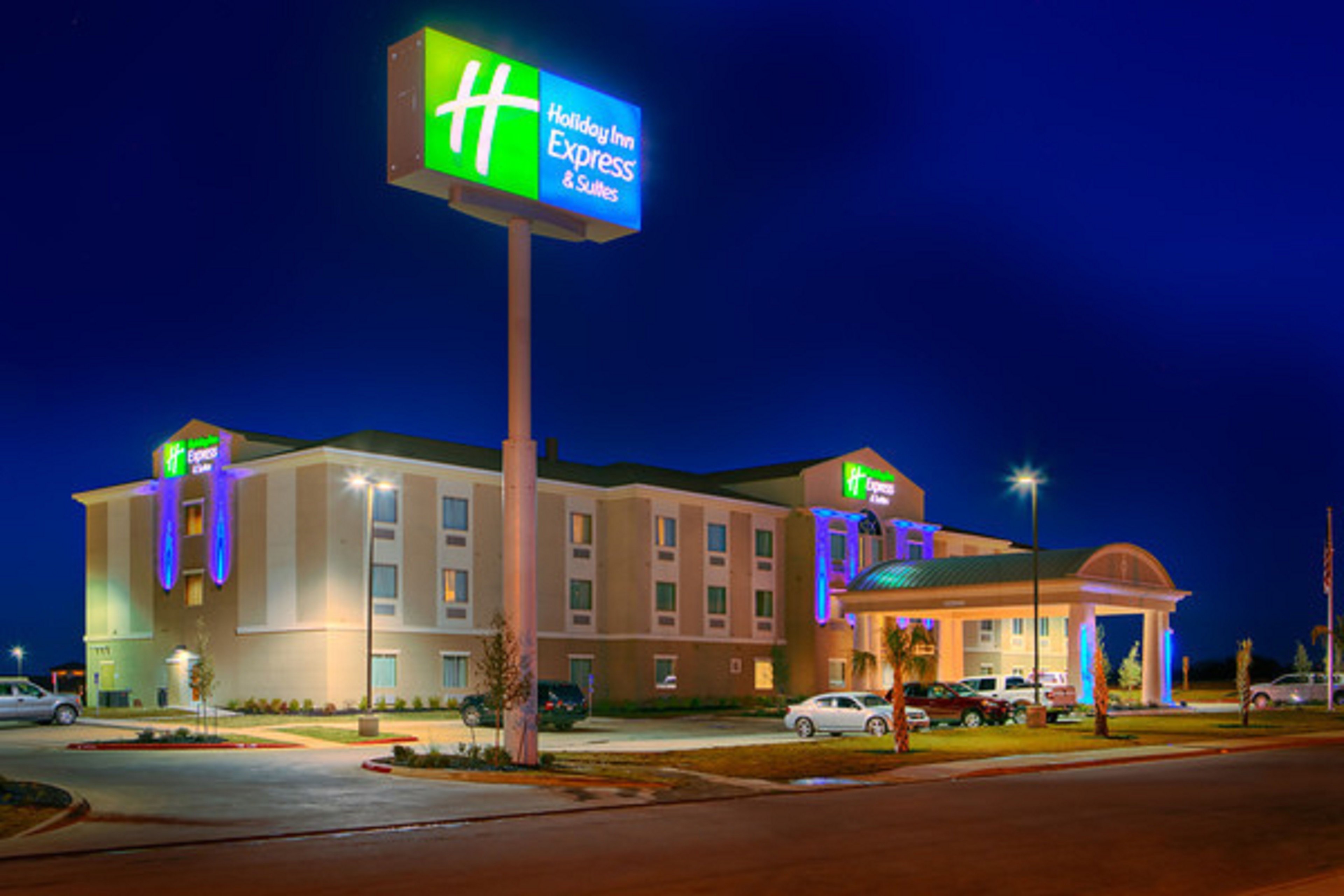 Holiday Inn Express Suites Cotulla 2/32