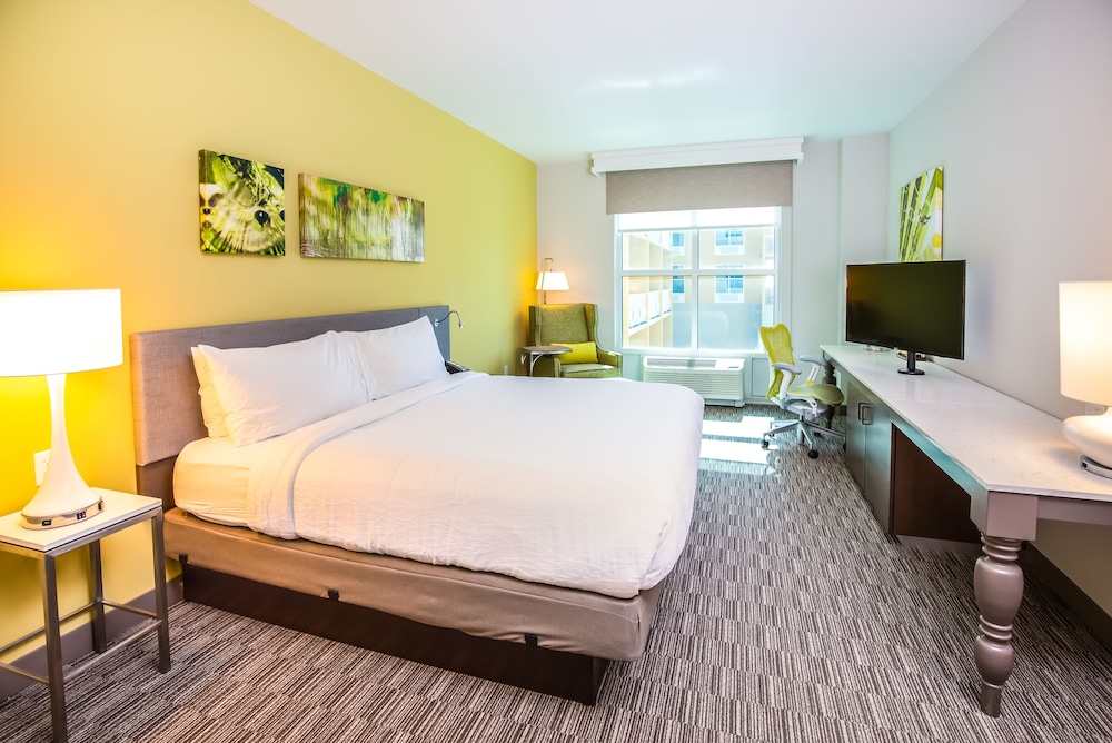ROOM, KING BED, POOL VIEW