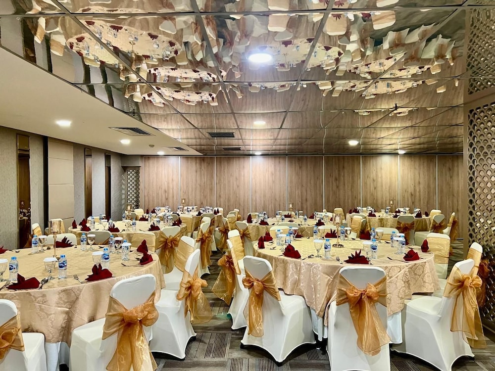 Grand Tropic Suites Jakarta 51/64