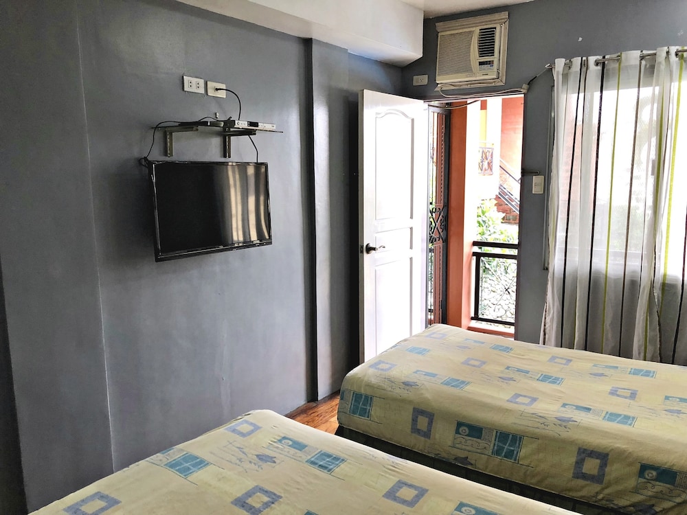 Pura Vida Resort 24/50