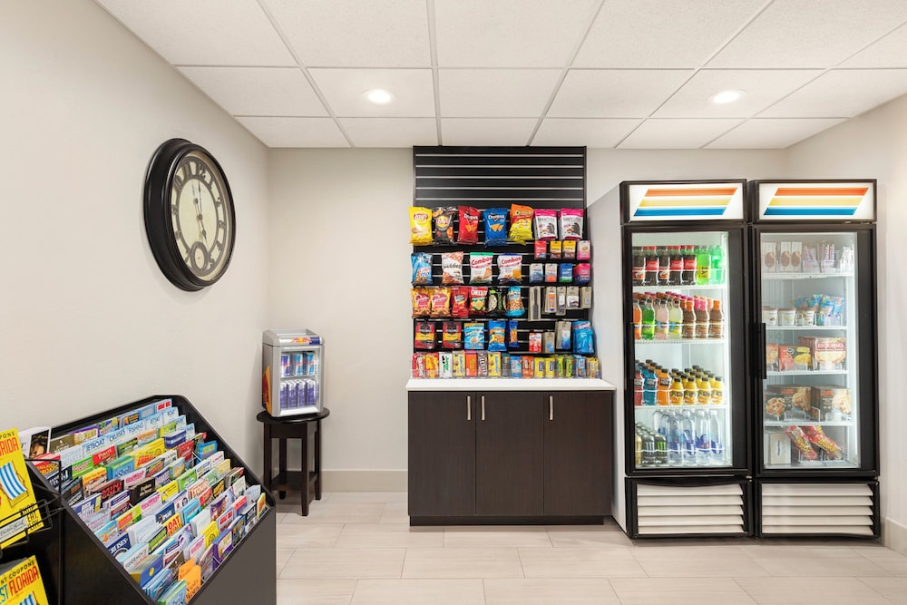 Holiday Inn Express & Suites Fort Myers East - The Forum 57/65