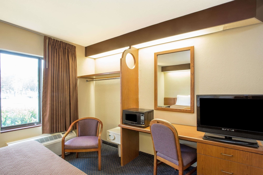 Travelodge By Wyndham Fort Myers Airport 15/23