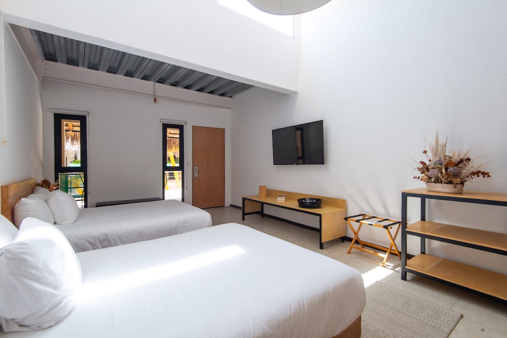 STANDARD, 2 QUEEN BEDS