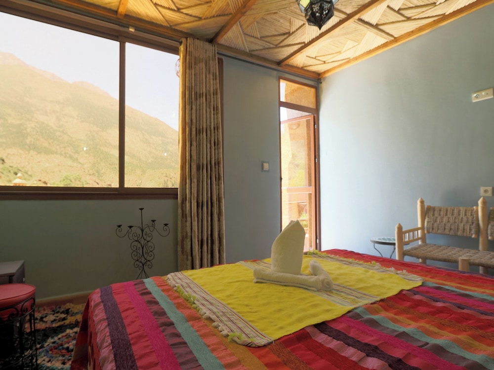 DELUXE, DOUBLE OR TWIN BED