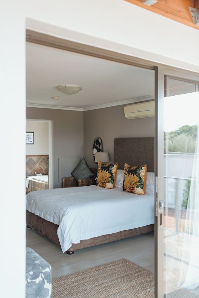 ROOM, DOUBLE BED