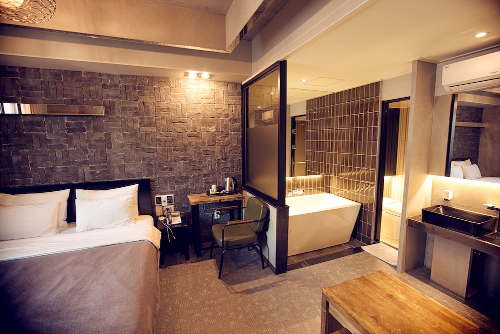 Hotel 109 24/73