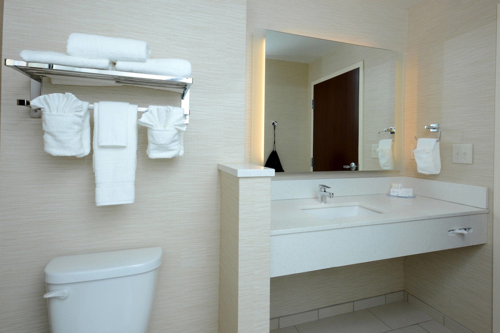 Fairfield Inn & Suites By Marriott Raleigh Capital Blvd./I-540 11/49