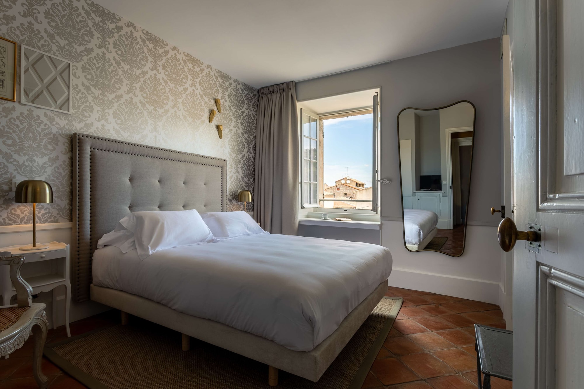 Classic, Queen Bed, City View