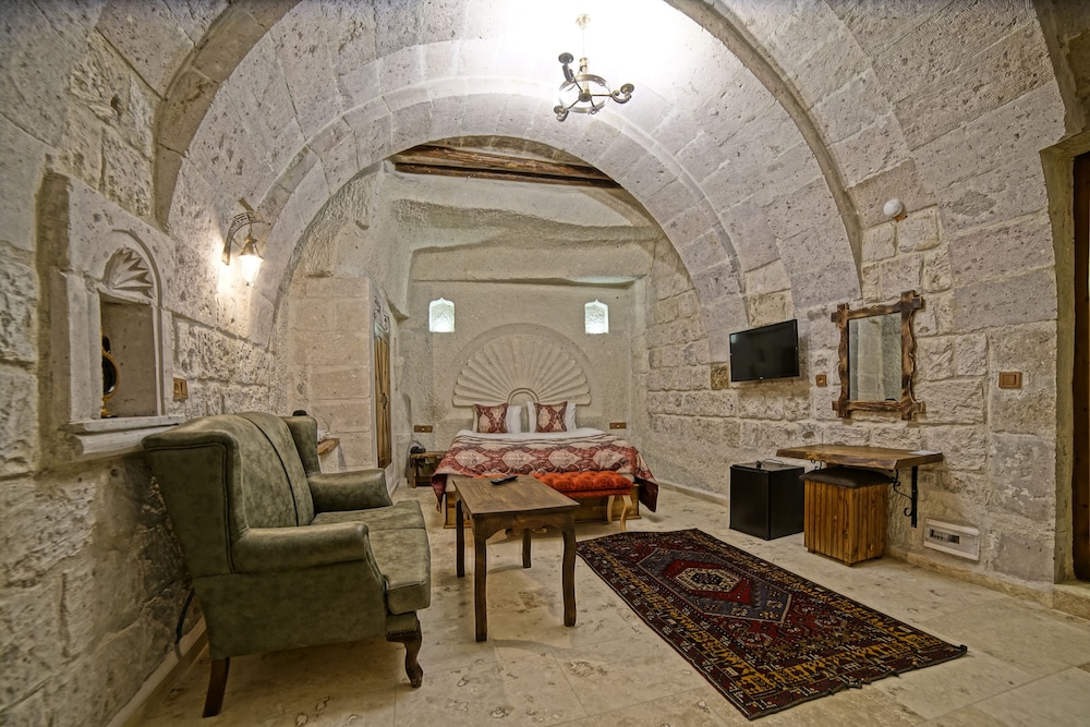 Risus Cave Suites 40/55