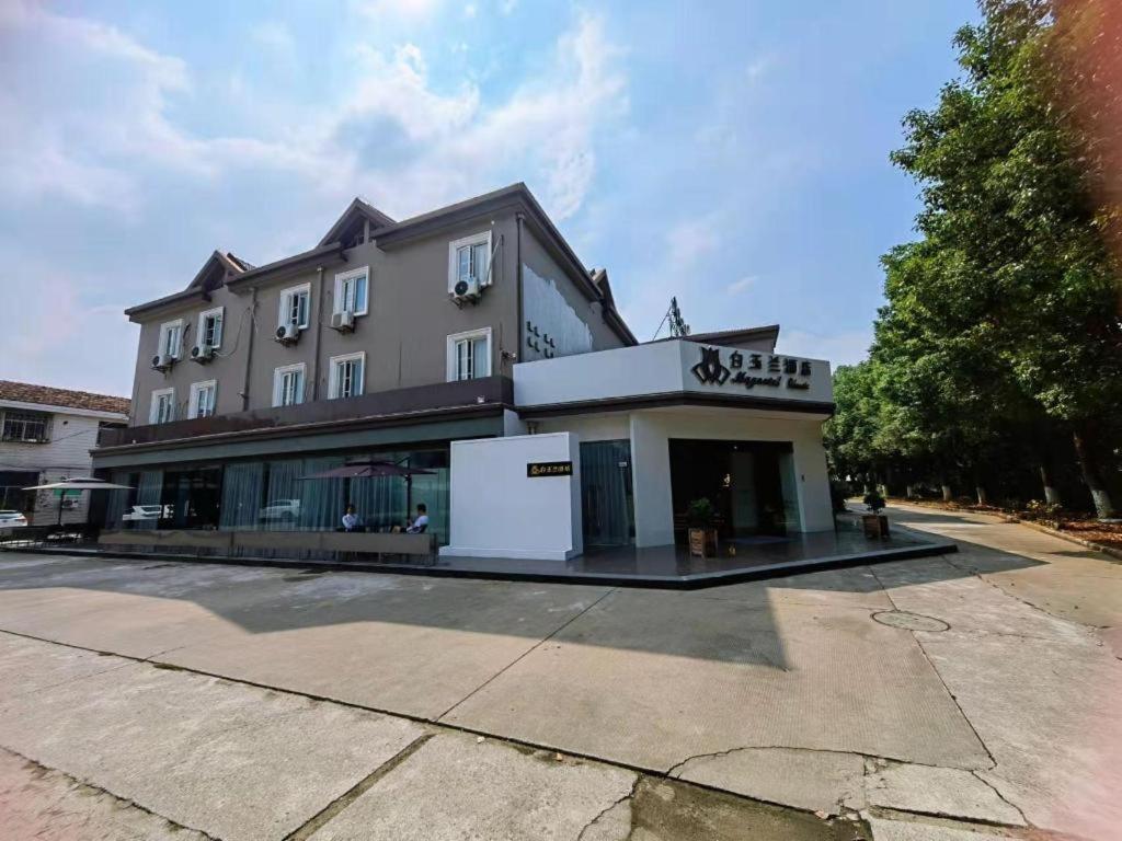 Magnolia Hotel (Yixing bus station store) 61/64