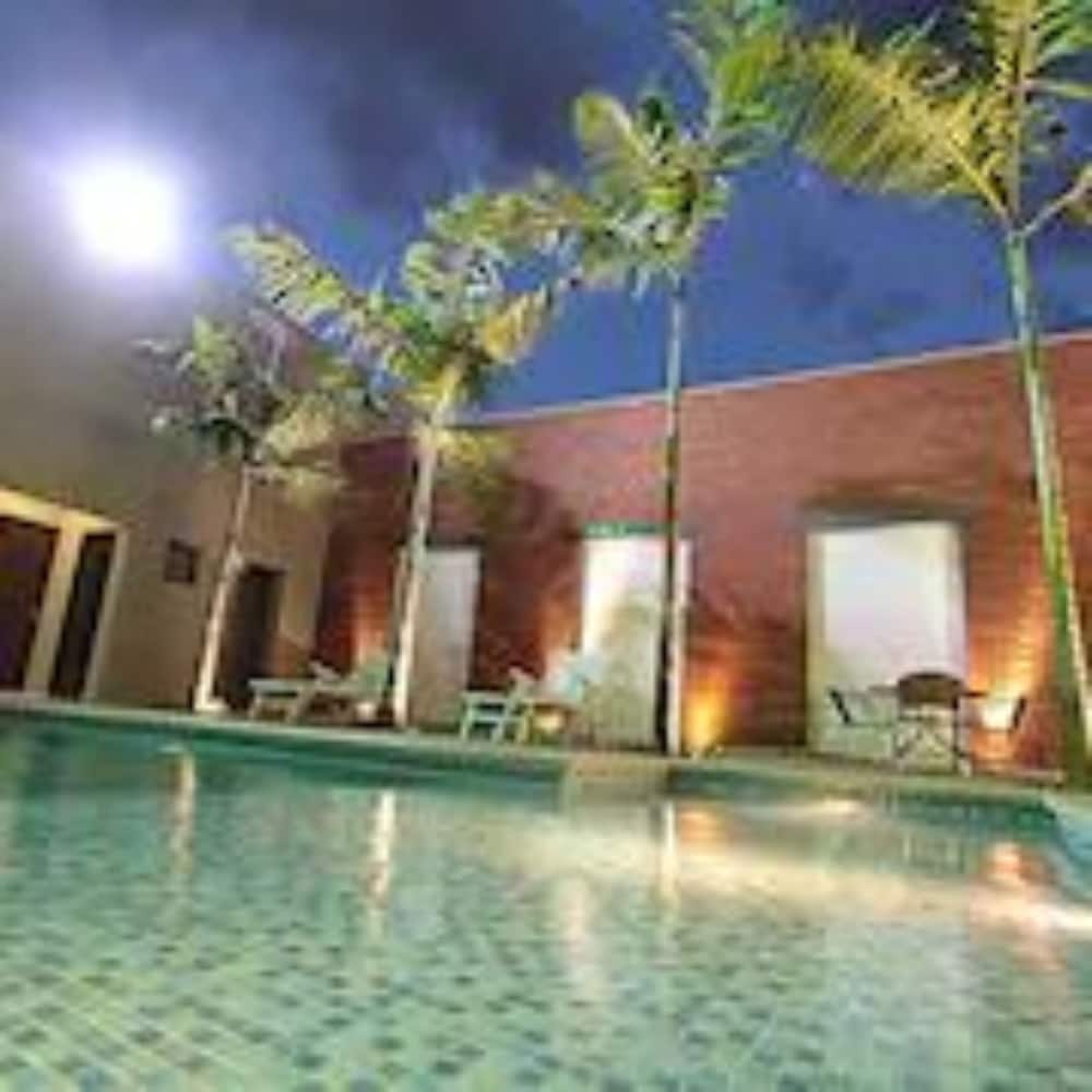 Oasis Tower Hotel 57/61