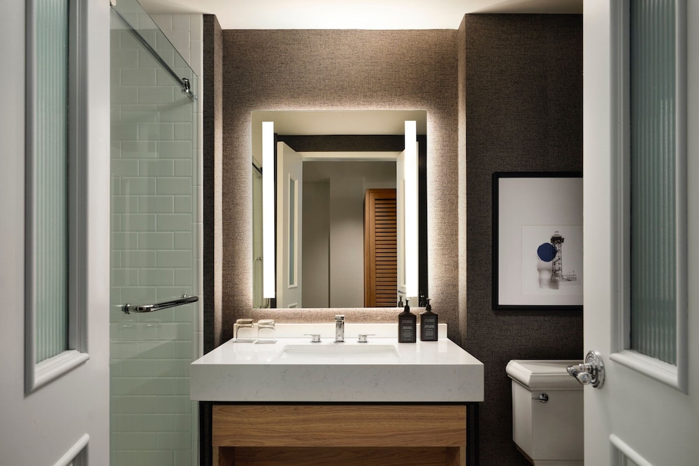 Deluxe, King Bed, Bay View, Accessible، Sheraton Erie Bayfront Hotel 4/4
