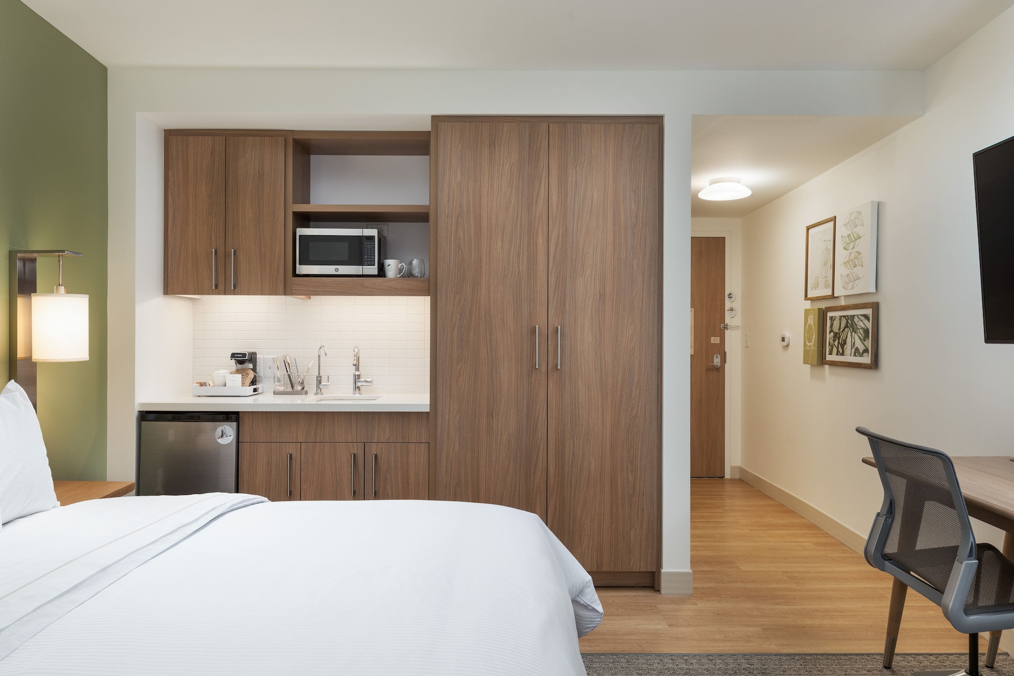 STUDIO, KING BED