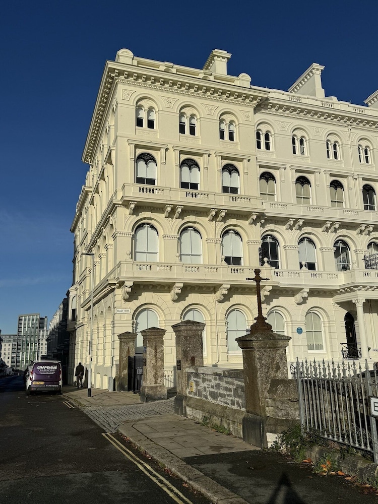 1 Elliot Terrace 2/50
