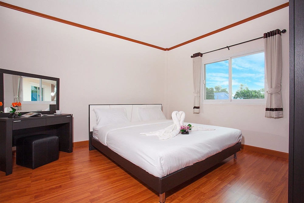 2 BEDROOMS, 3 KING BEDS